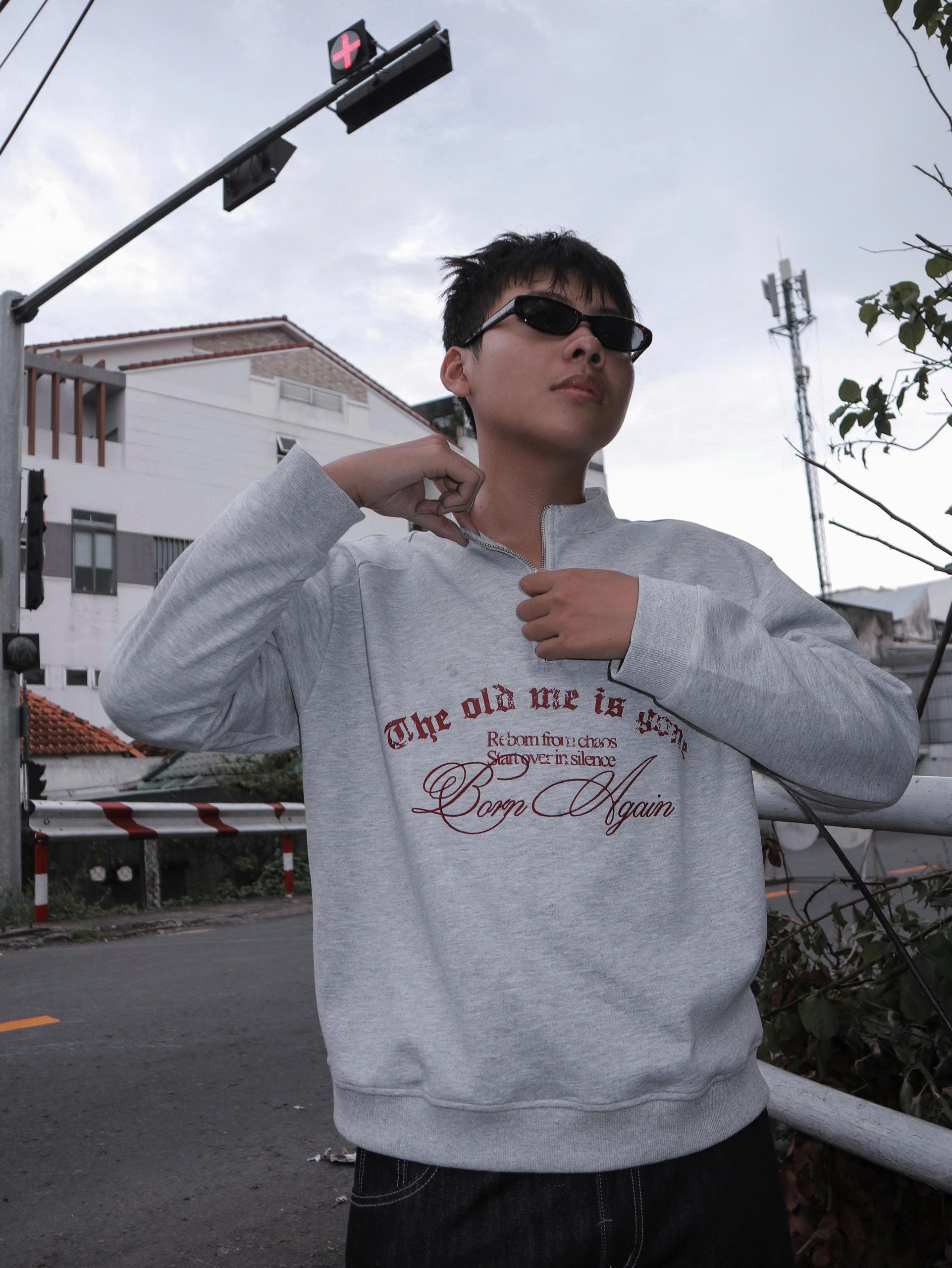 A29955- Áo sweater cổ zip thêu Born Again