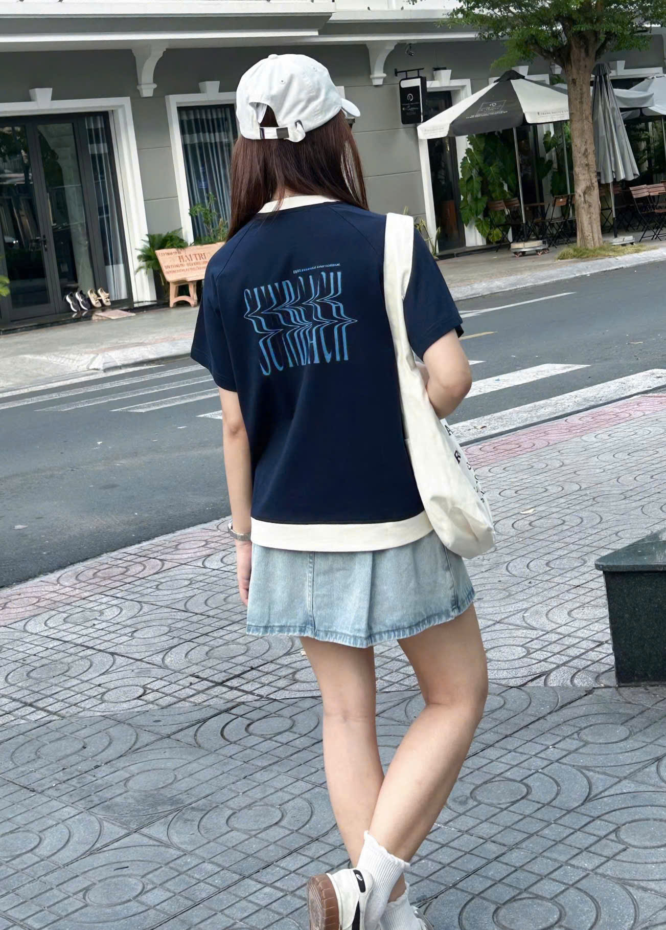 A27580 - A thun cổ tròn phối lai thêu kí hiệu hoa