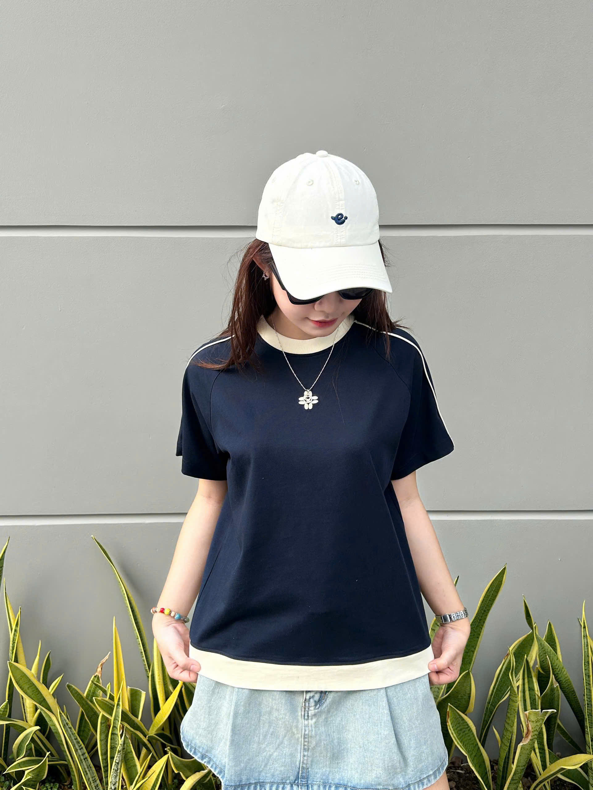A27580 - A thun cổ tròn phối lai thêu kí hiệu hoa