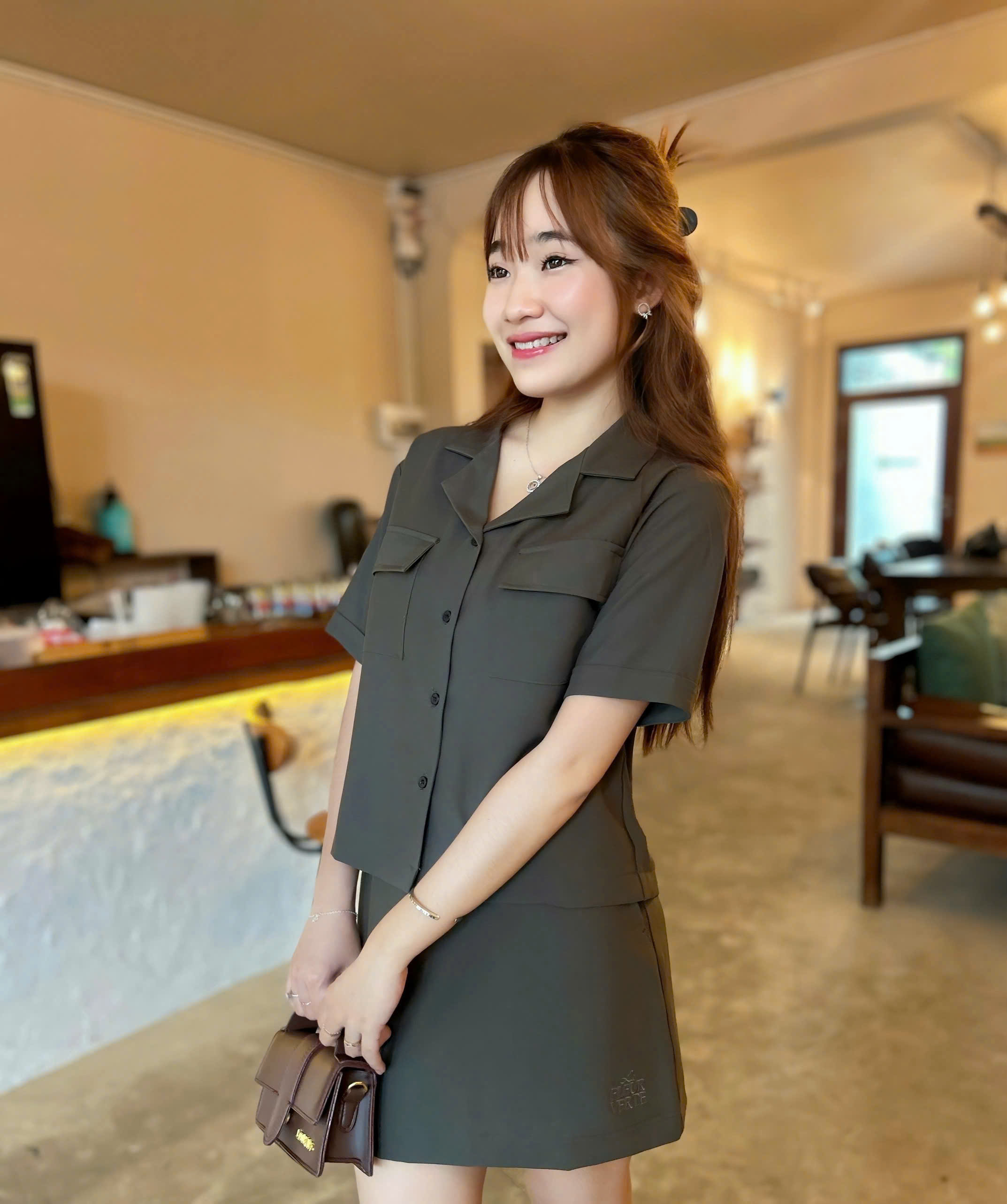 V3835 - V váy ngắn túi xéo thêu La