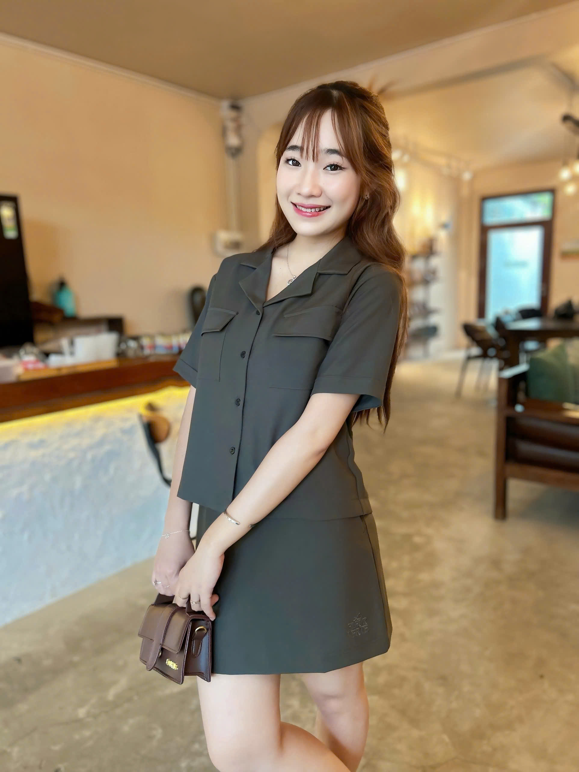 V3835 - V váy ngắn túi xéo thêu La
