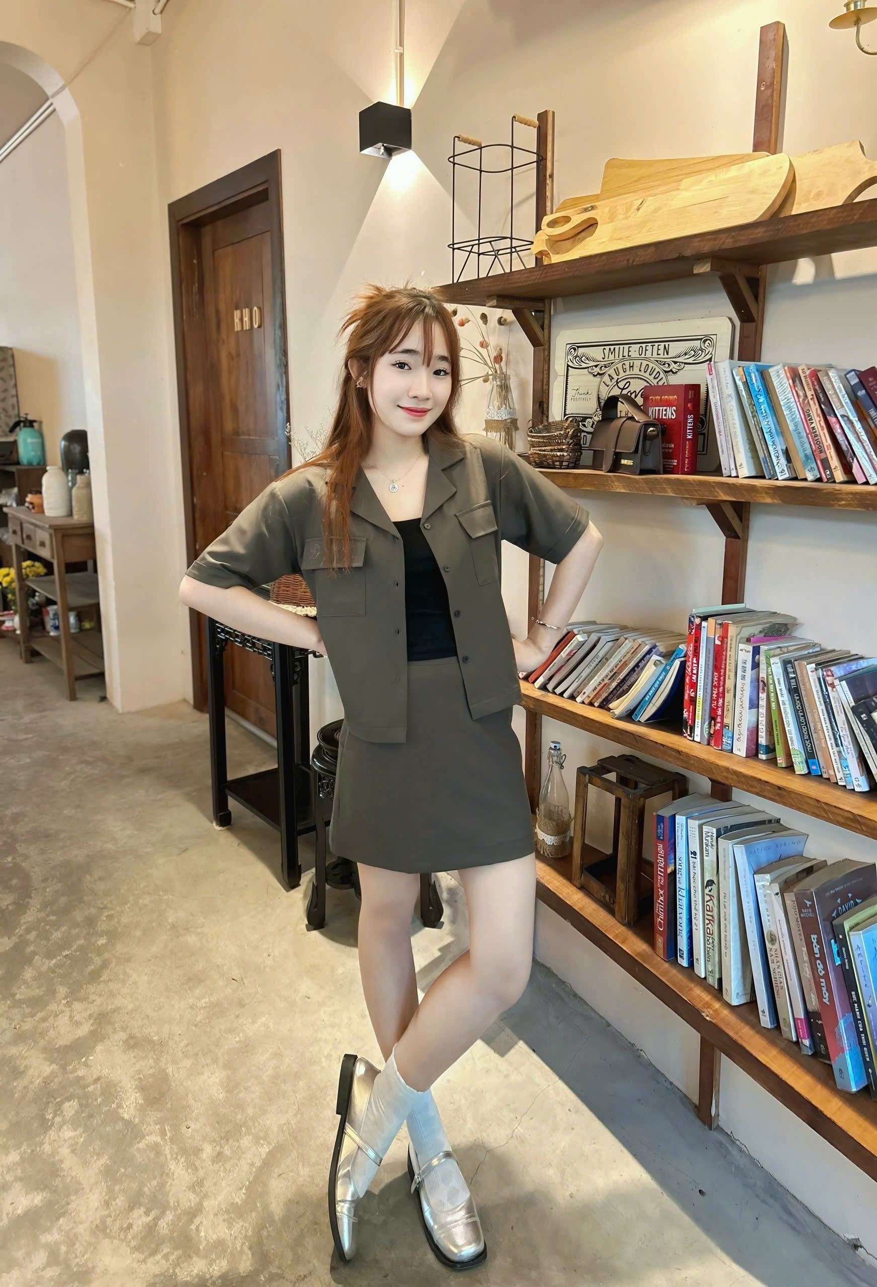 V3835 - V váy ngắn túi xéo thêu La
