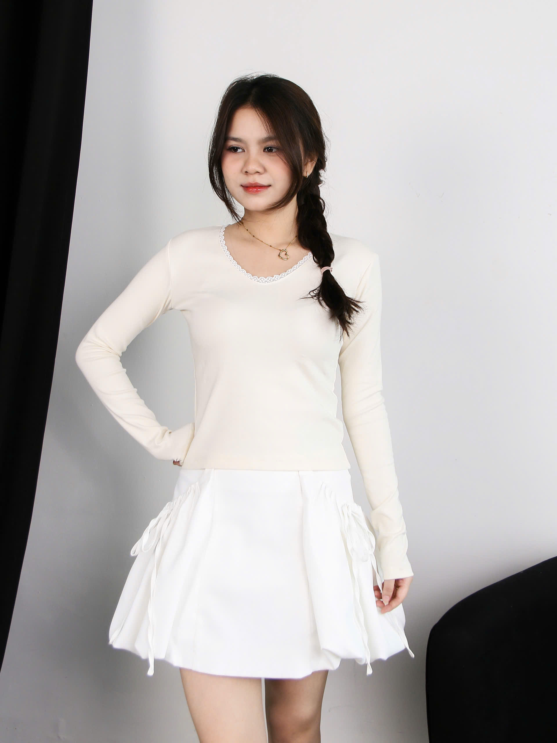 A27811 - A thun tay dài cổ tim viền ren