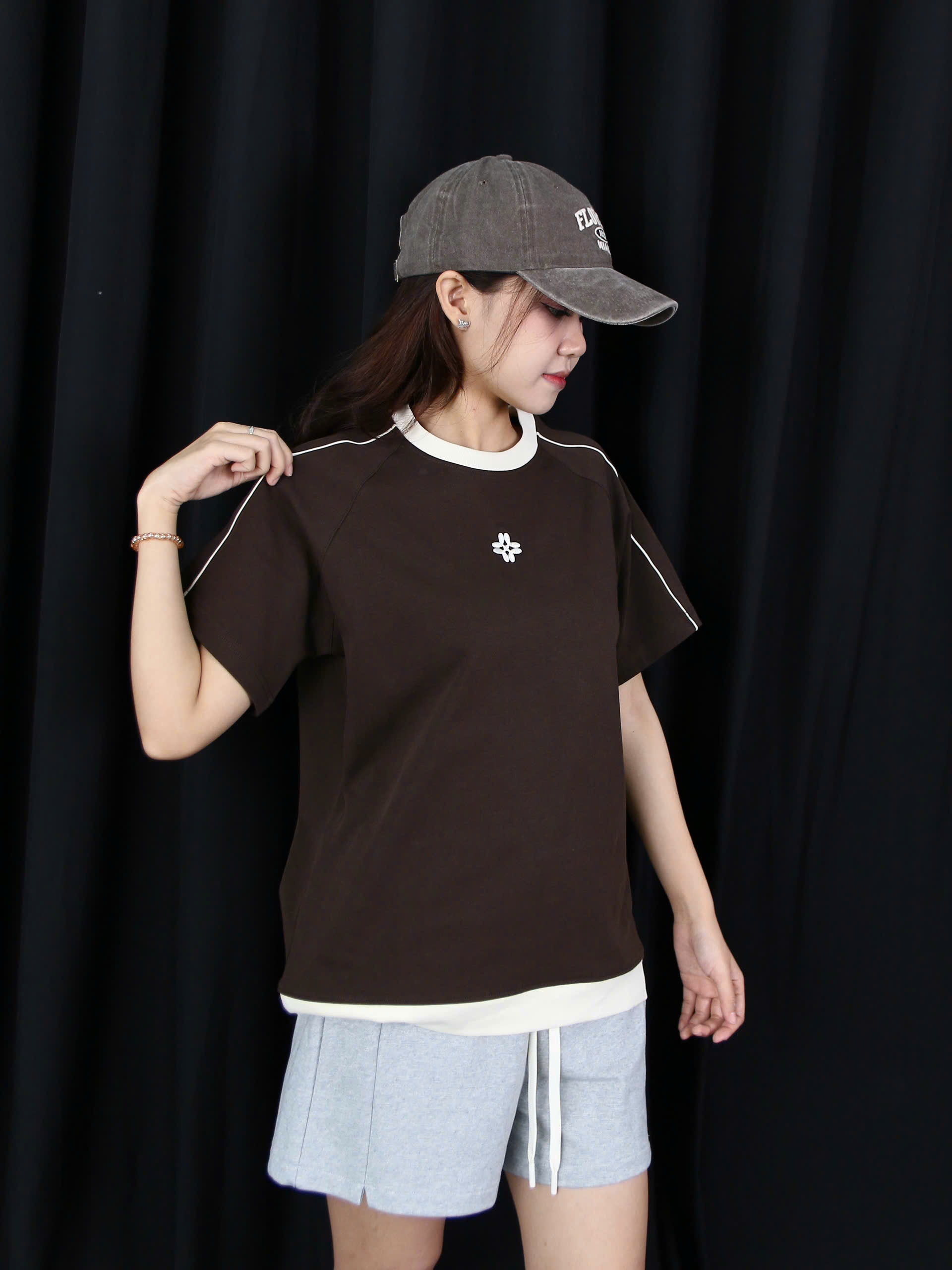 A27580 - A thun cổ tròn phối lai thêu kí hiệu hoa