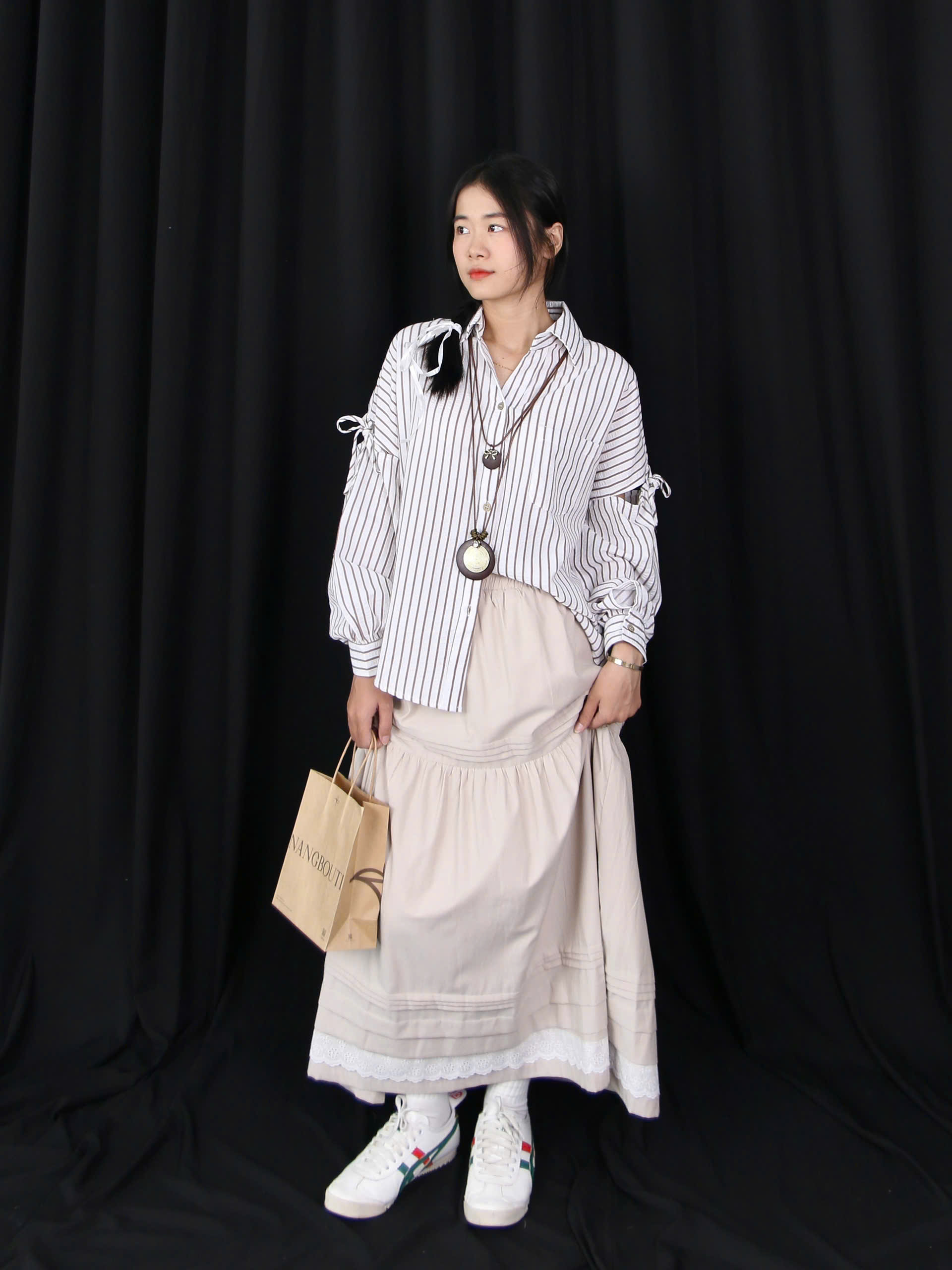 V3869 - 	V dài xếp nhiều li phối ren