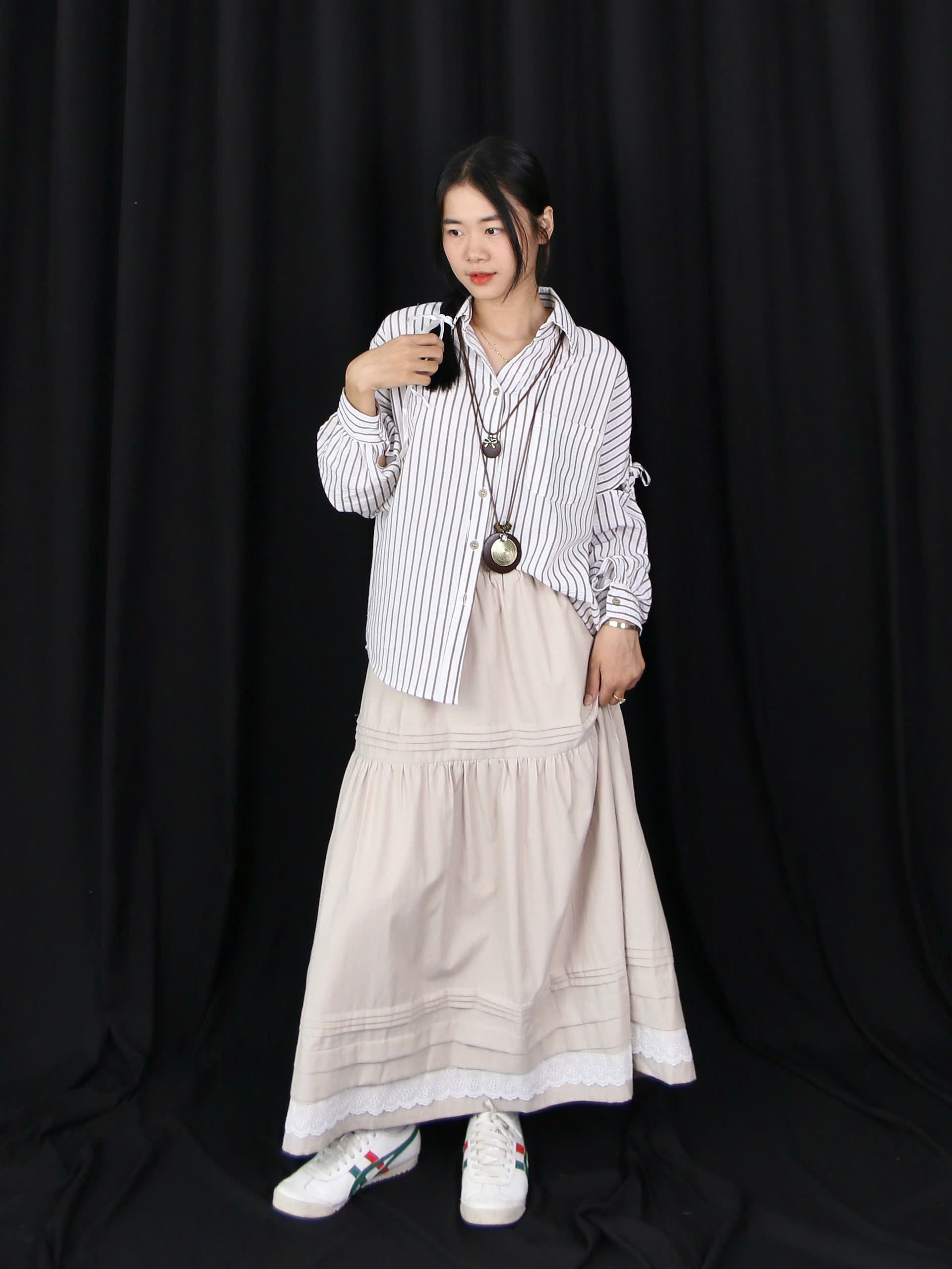 V3869 - 	V dài xếp nhiều li phối ren