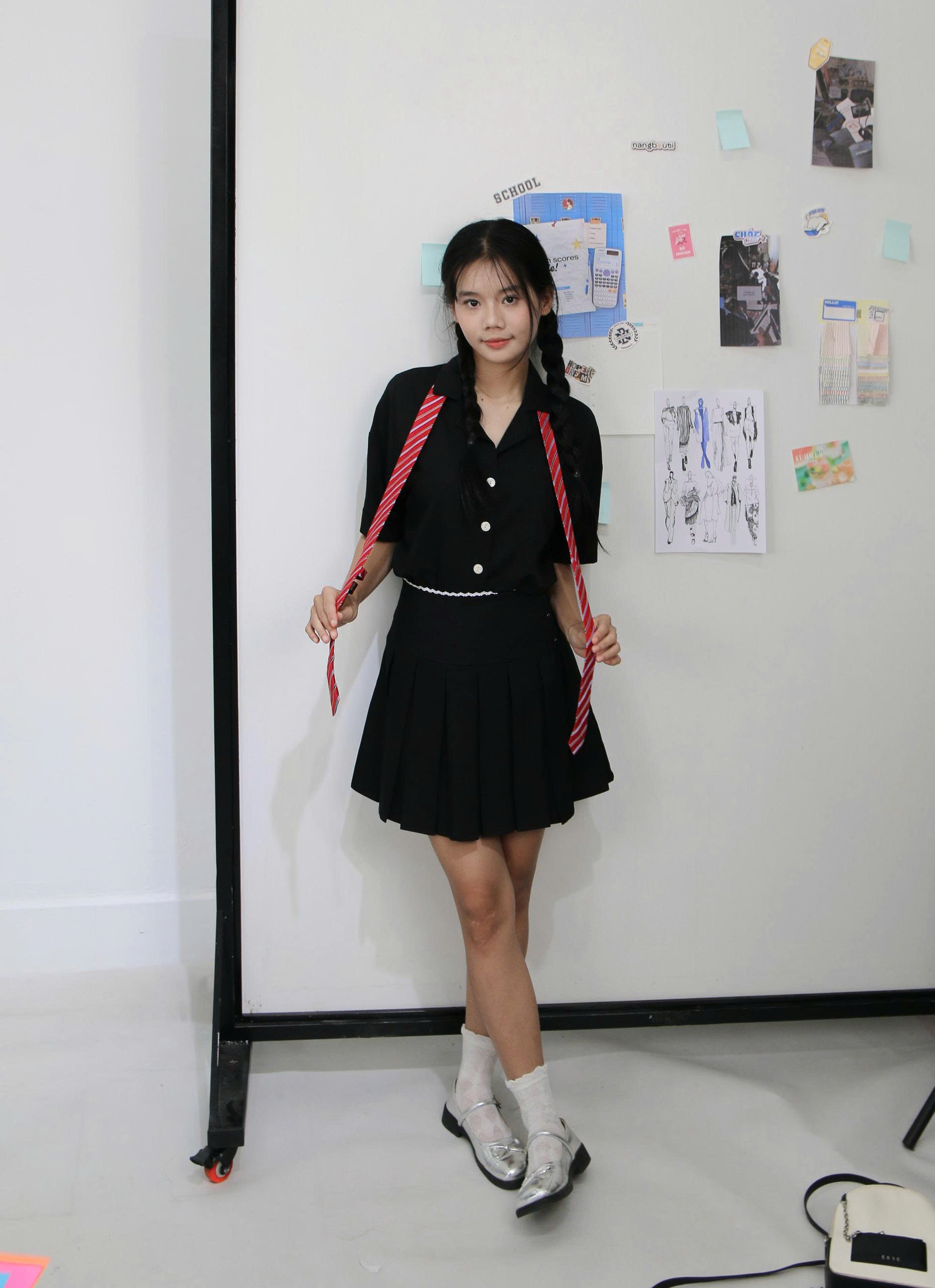 V3907 - V váy xếp li lưng phối ren
