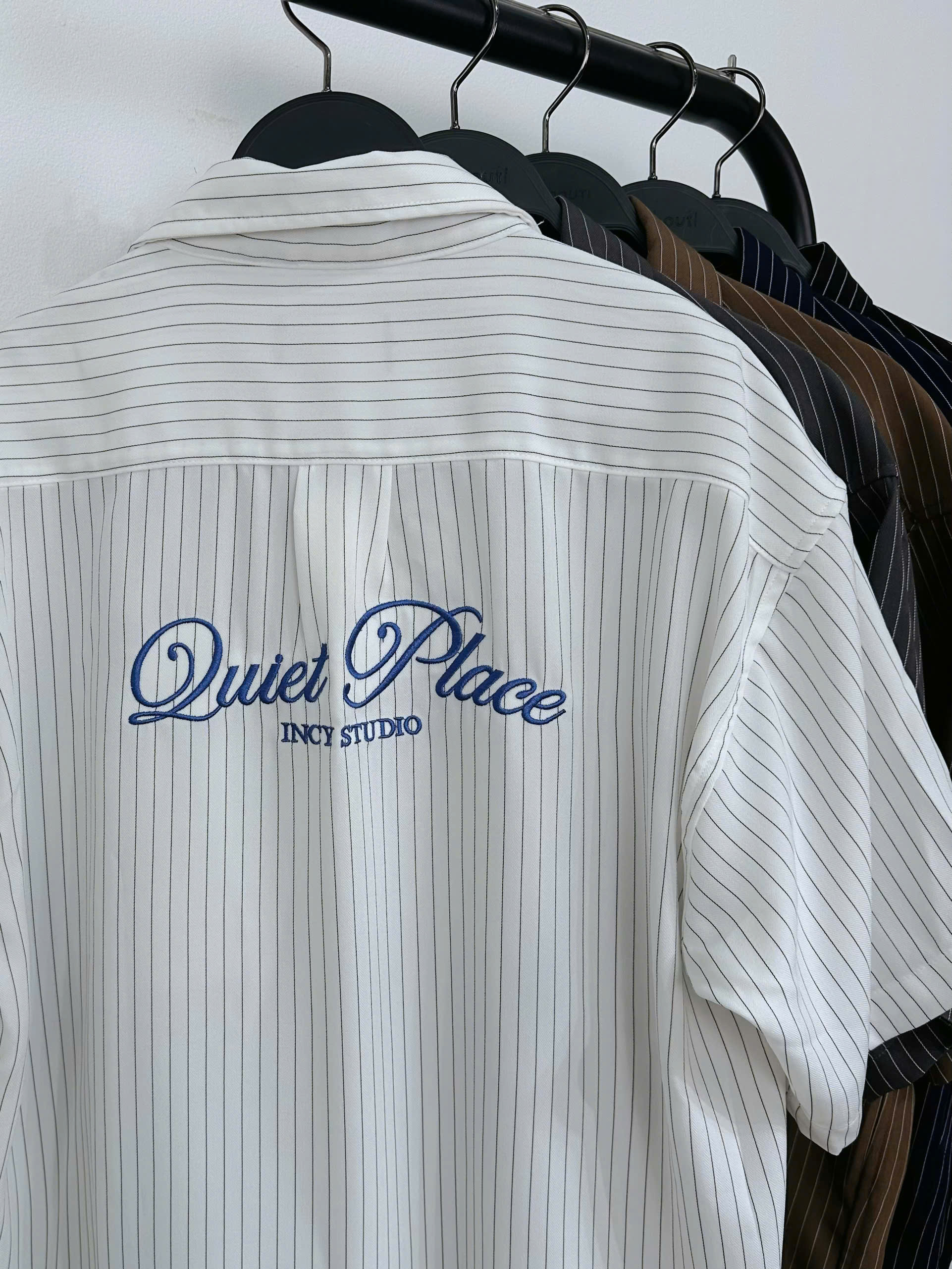 A28896 - A smi sọc nam TN lệch tà 1 túi thêu Quiet