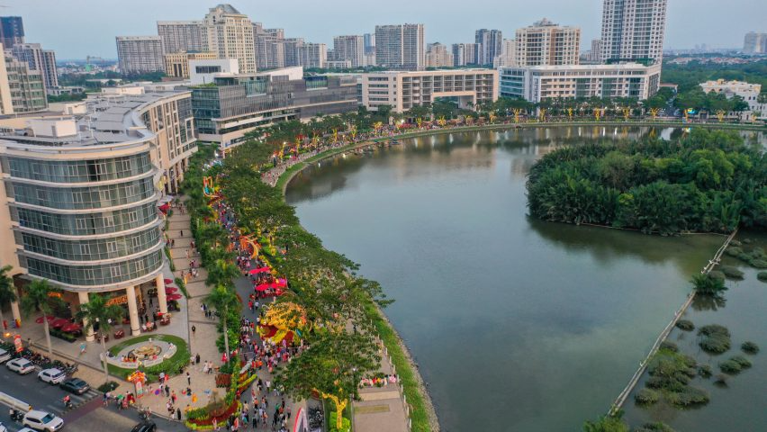 Đường hoa dài 700 m ở TP HCM đông nghịt khách tham quan