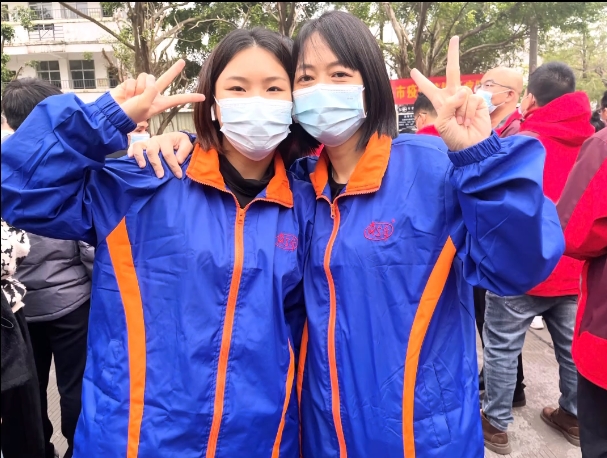 MSG TẶNG ÁO KHOÁC CHO ĐỘI NGŨ Y TẾ BÁC SĨ TRONG ĐỢT DỊCH COVID-19