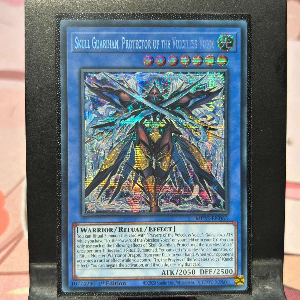 [ Bài Yugioh Chính Hãng ] Skull Guardian, Protector of the Voiceless Voice - MP25-EN055 - Prismatic Secret Rare
