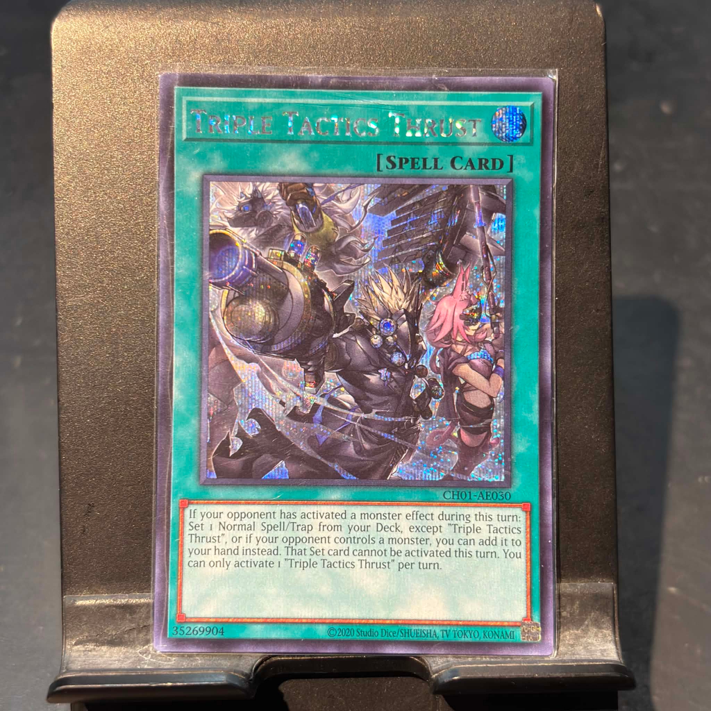 [ Bài Yugioh Chính Hãng ] Triple Tactics Thrust (Alternate Art) - CH01-AE030 - Secret Rare