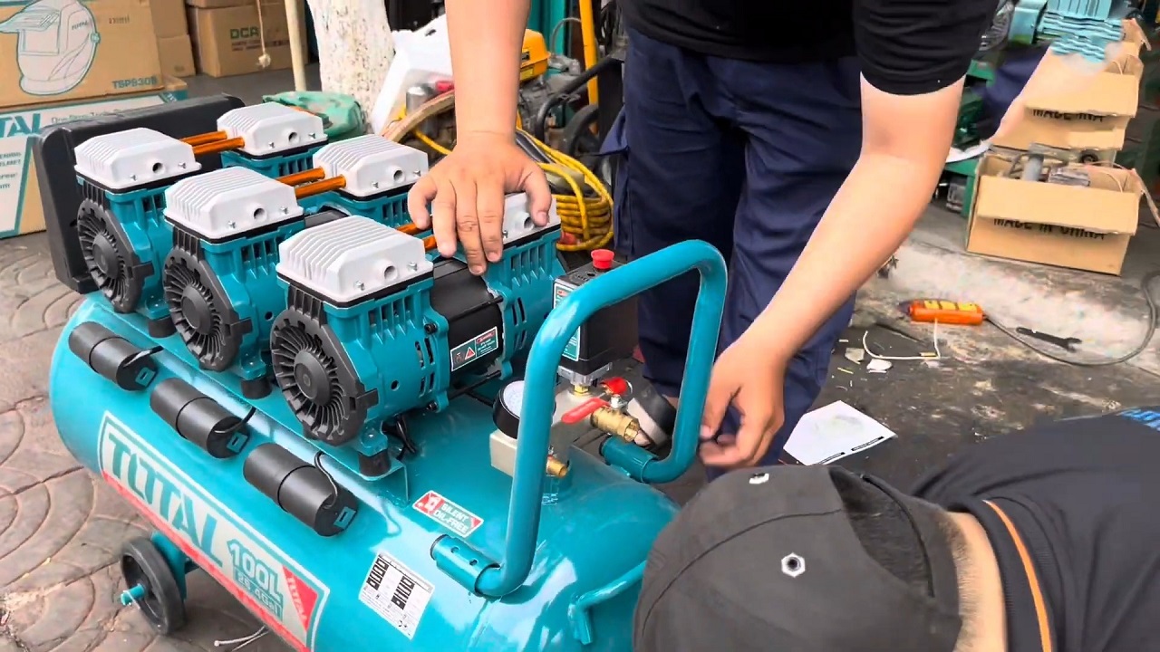 Máy Nén Khí Không Dầu Total 3x1200W 100L TCS3361008T