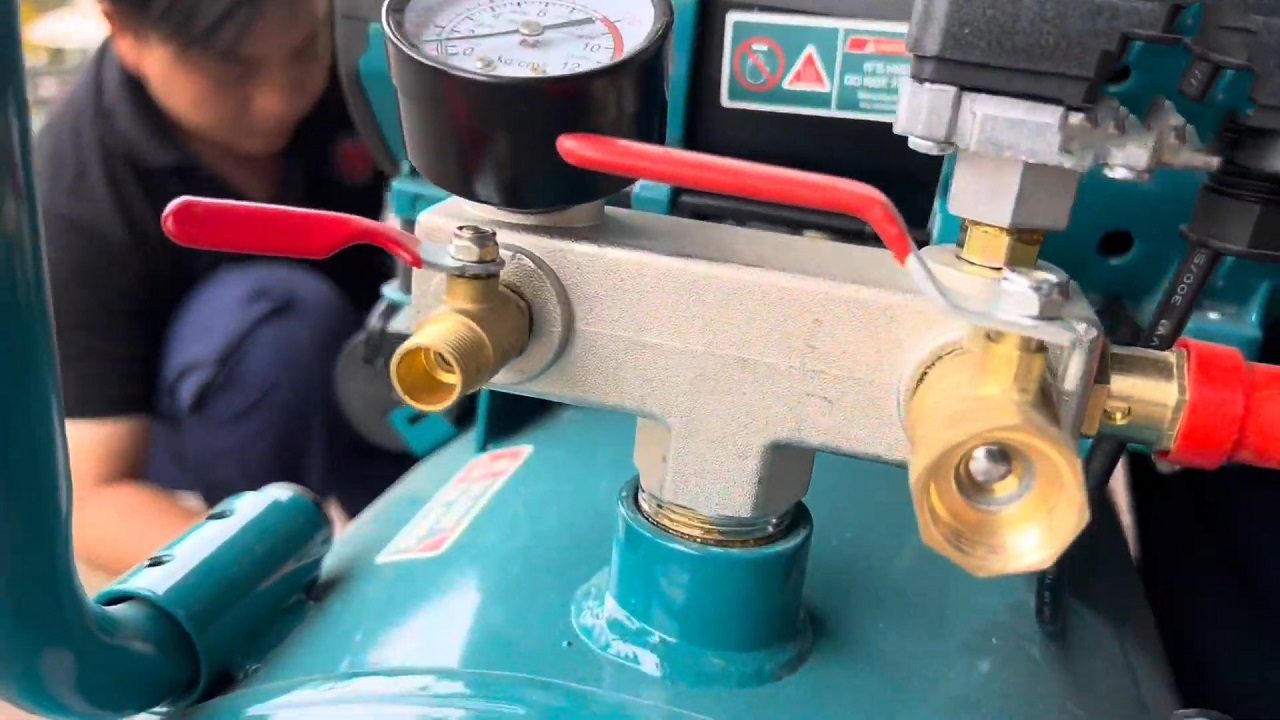 Máy Nén Khí Không Dầu Total 3x1200W 100L TCS3361008T