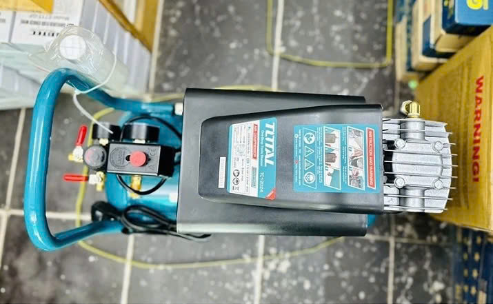 Máy Nén Khí Có Dầu Total 2Hp 24L TC12024