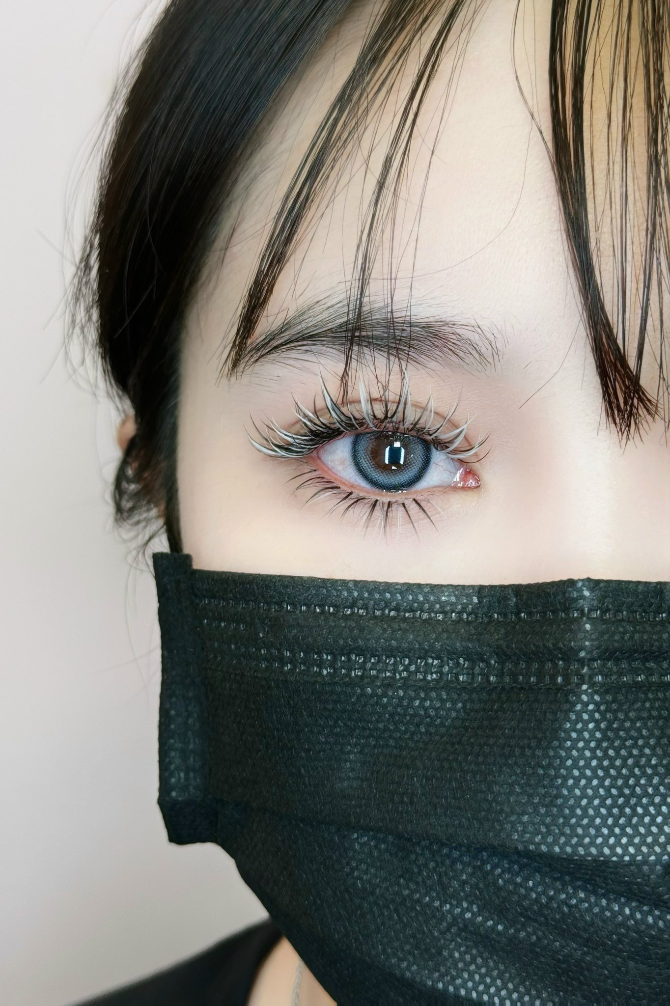 When you mix two color of lashes ( white + black lashes )