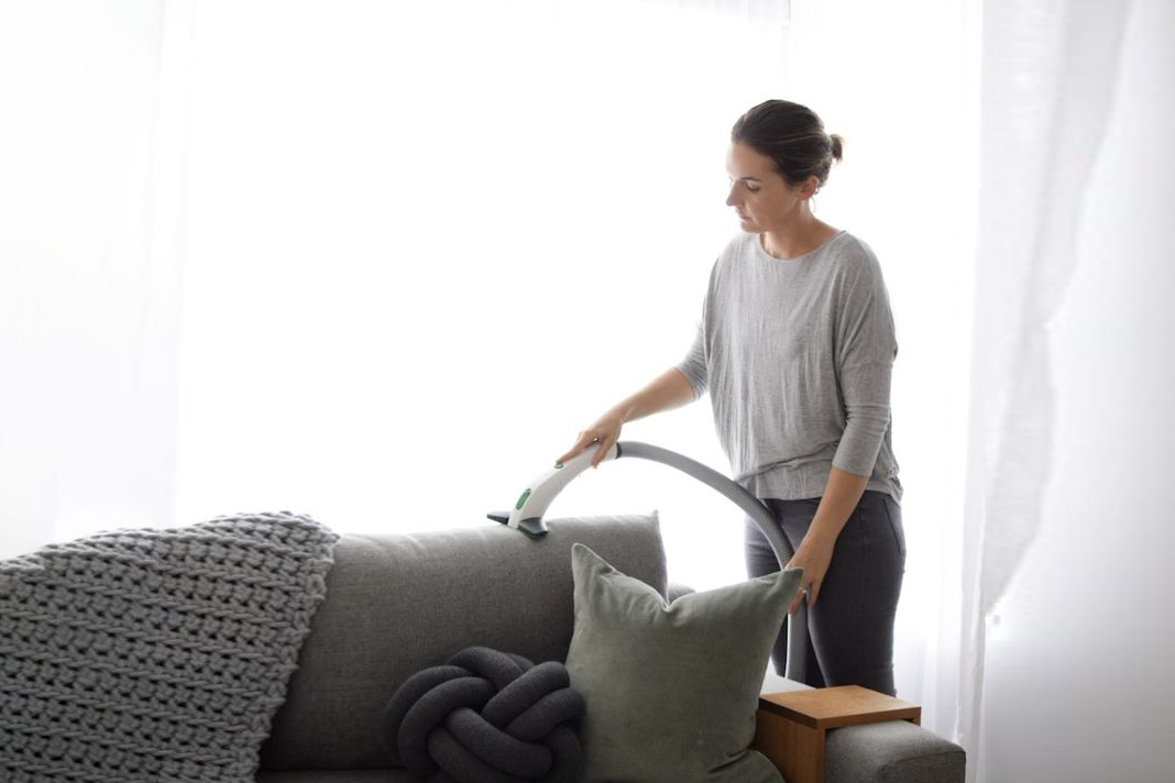 Robot hút bụi hay máy hút bụi cầm tay – Đâu là lựa chọn phù hợp hơn cho gia đình bạn?