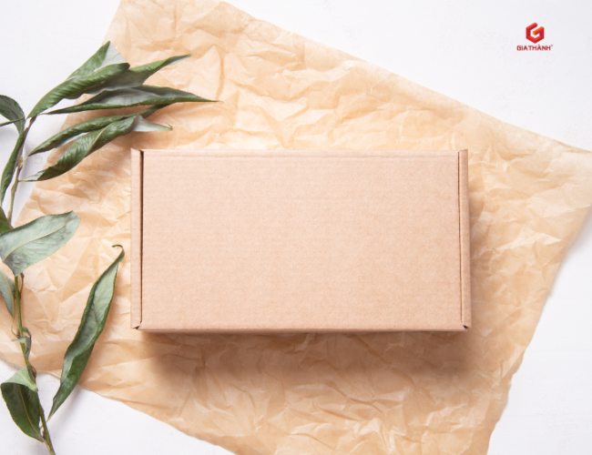 So sánh hộp kraft và hộp nhựa: Chọn loại nào cho quán ăn, tiệm bánh?