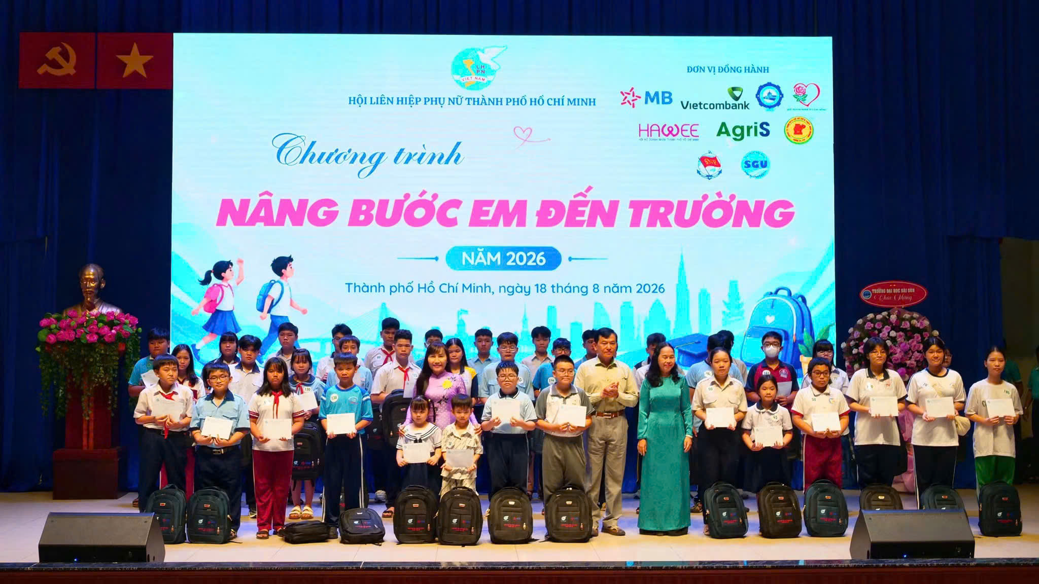 Công ty Cổ phần Bibica trao tặng 200 phần quà bánh kẹo dinh dưỡng, gửi gắm tình yêu thương và nguồn động viên tinh thần to lớn đến các em nhỏ mồ côi cha mẹ do đại dịch COVID-19