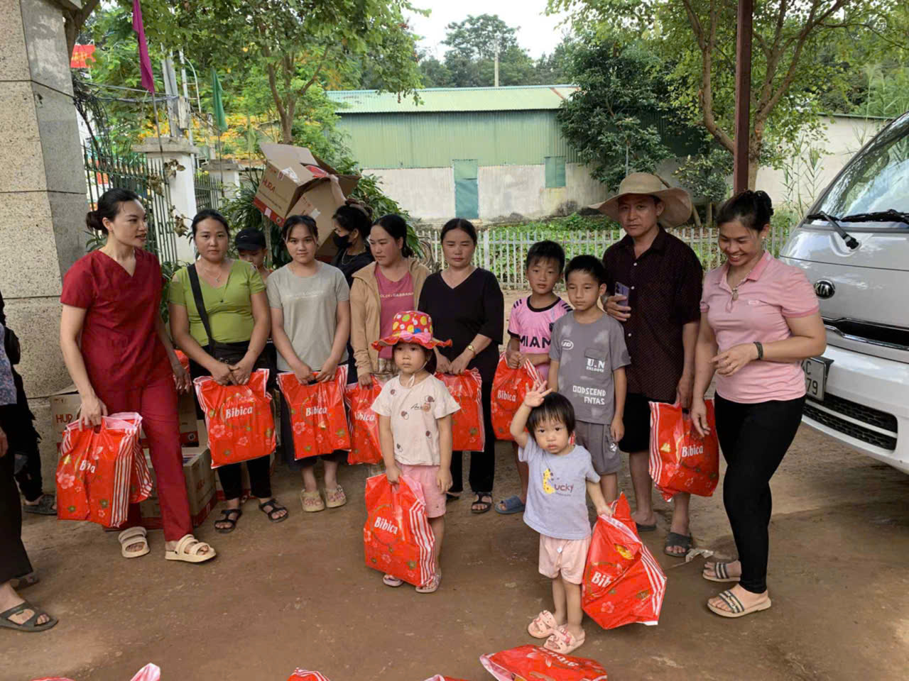 NPP Tiến Toán Điện Biên đã mang quà của Bibica đến đồng bào miền núi của ĐB bị lũ lụt