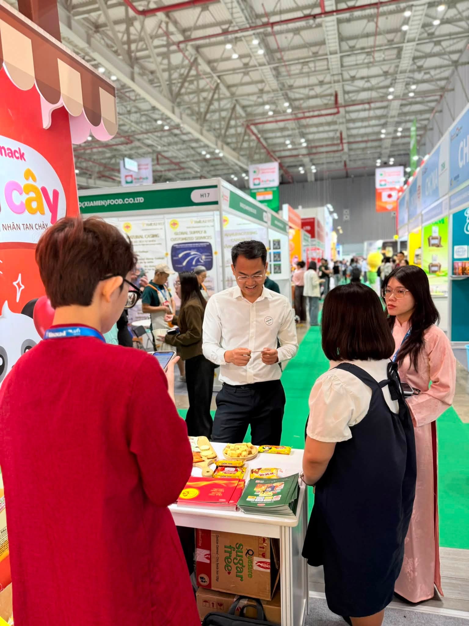 Đại diện Bibica tư vấn giải pháp gia công OEM cho khách hàng