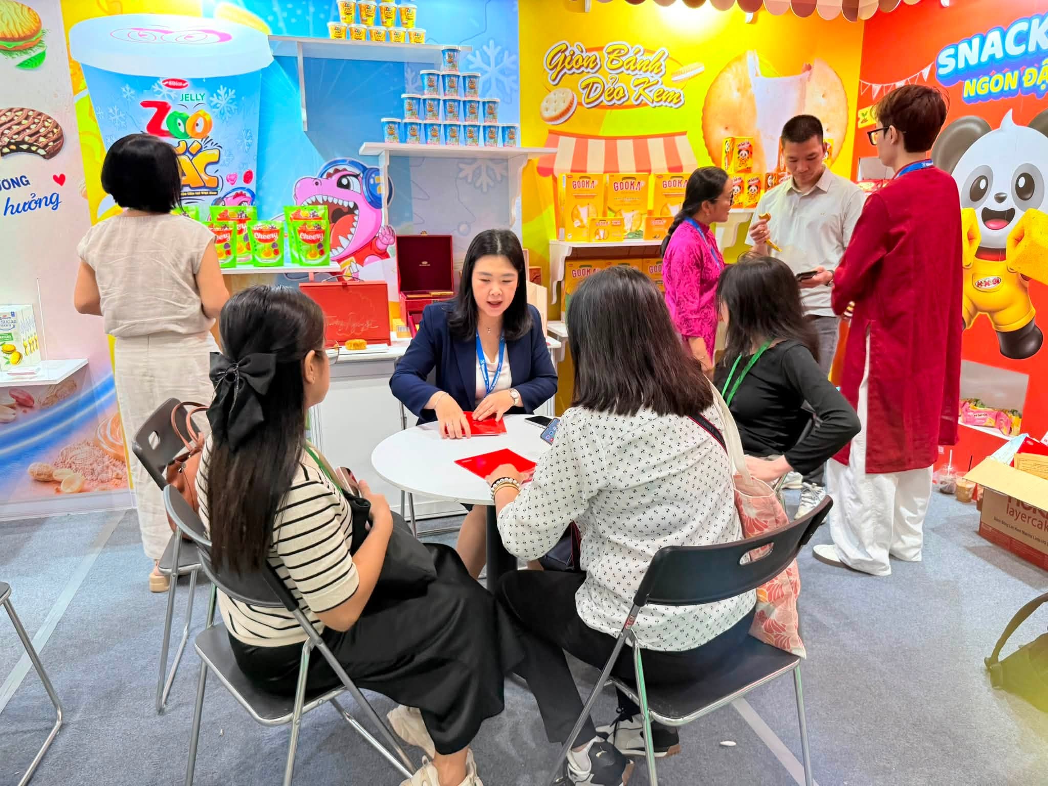Toàn cảnh gian hàng Bibica đông đúc khách tham quan