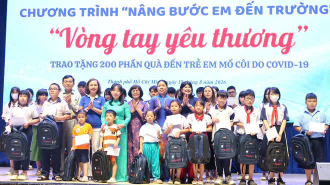 Ông Lê Quốc Phong và bà Nguyễn Thị Ngọc Xuân cùng các đại biểu trao quà cho trẻ em mồ côi do COVID-19