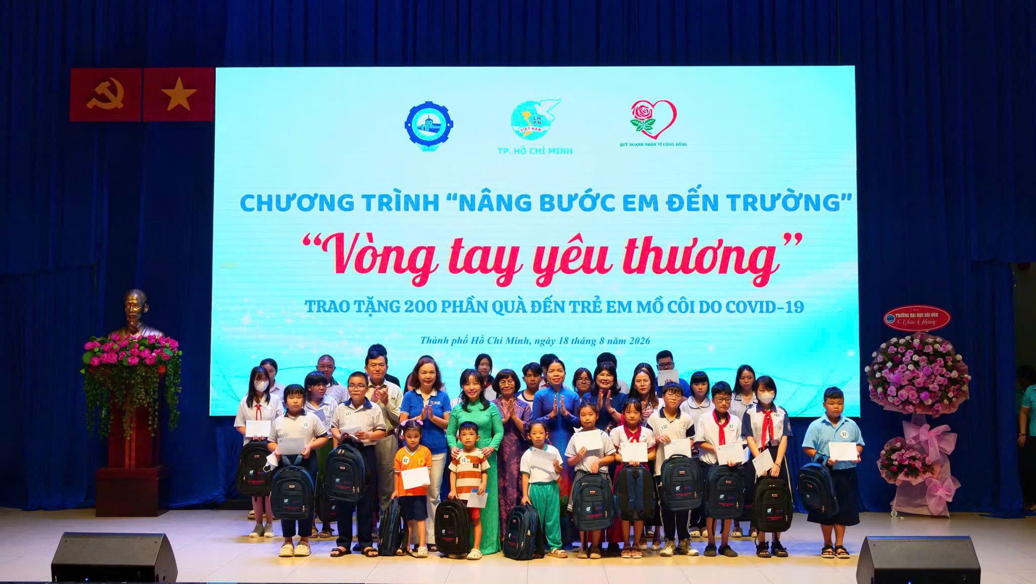 Lãnh đạo Thành phố và Hội LHPN trao quà tiếp sức cho học sinh sinh viên vượt khó