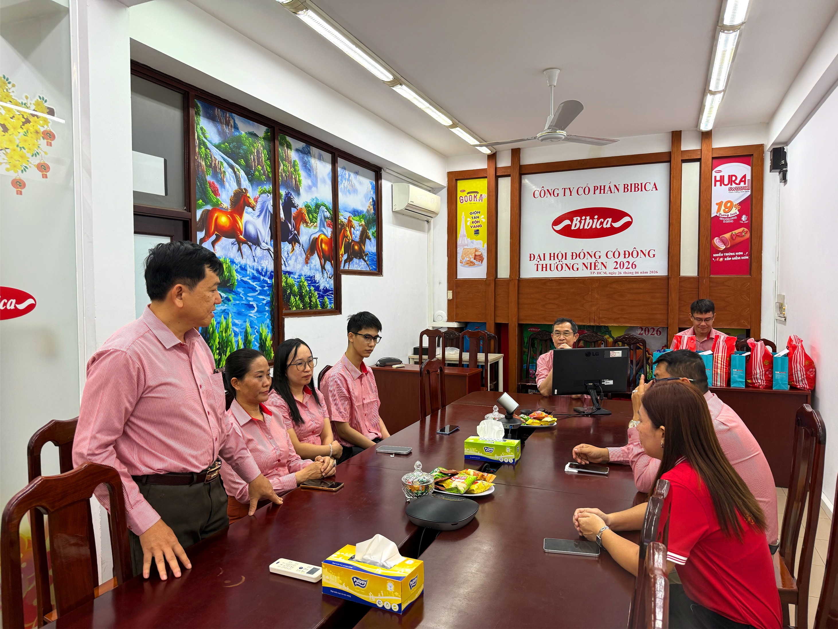 Đại diện các đơn vị nhận những phần quà ý nghĩa nhân ngày 27/7