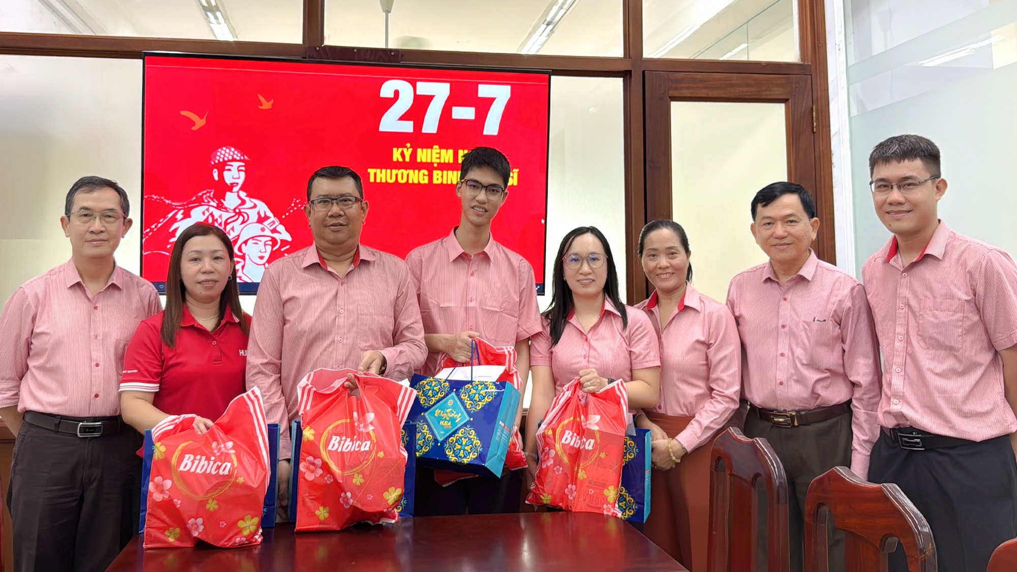 Trao quà tri ân đến Cán bộ Công nhân viên công ty Bibica