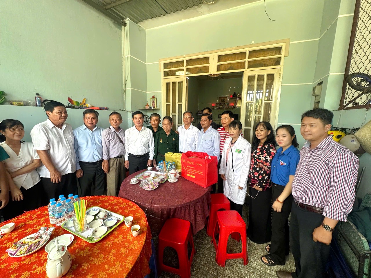Tập thể đại diện Bibica và chính quyền địa phương chụp hình kỷ niệm