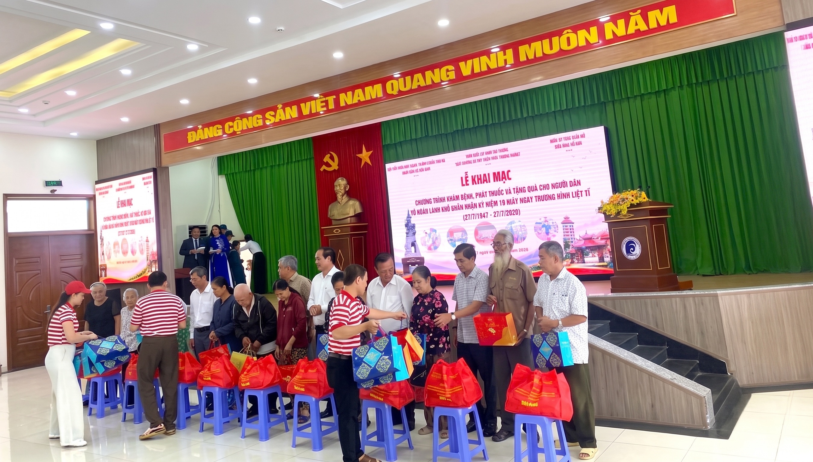 Đại diện Bibica trao quà tận tay cho các thương bệnh binh và Mẹ Việt Nam Anh hùng