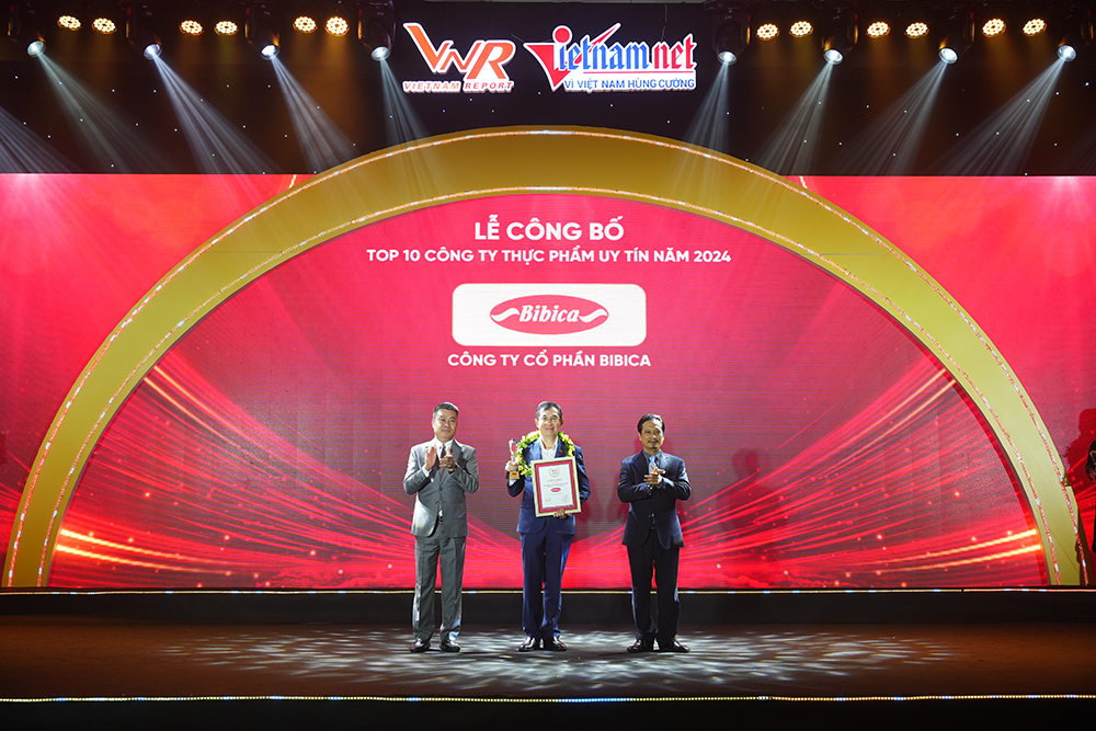 Đại diện Bibica Ông Nguyễn Quốc Hoàng nhận danh hiệu Top 10 Công ty Thực phẩm uy tín năm 2024