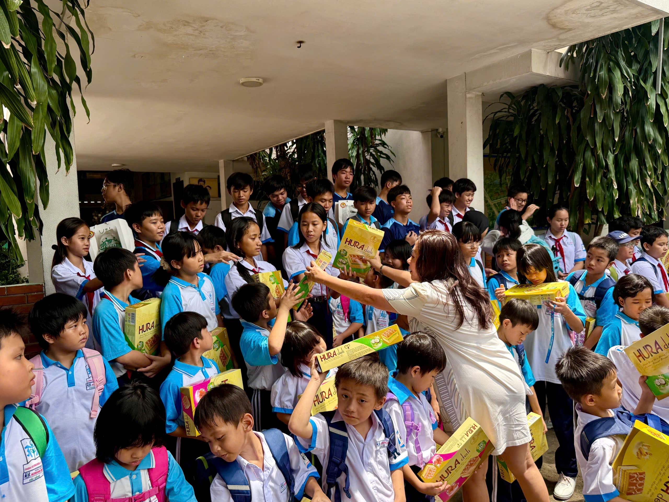 Công ty New Toyo Bibica cùng Hura lan tỏa yêu thương tại Làng trẻ em SOS Gò Vấp