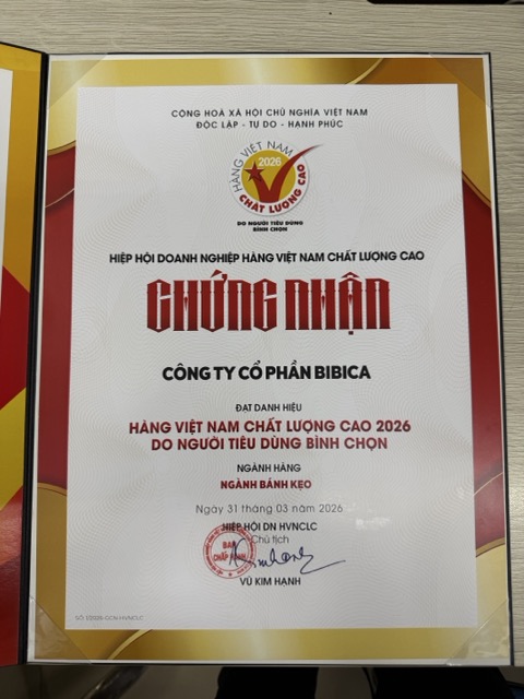 Đại diện Bibica nhận chứng nhận Hàng Việt Nam Chất Lượng Cao