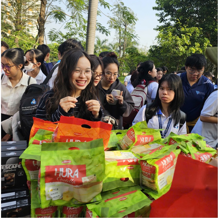 Hura đồng hành cùng tình nguyện viên