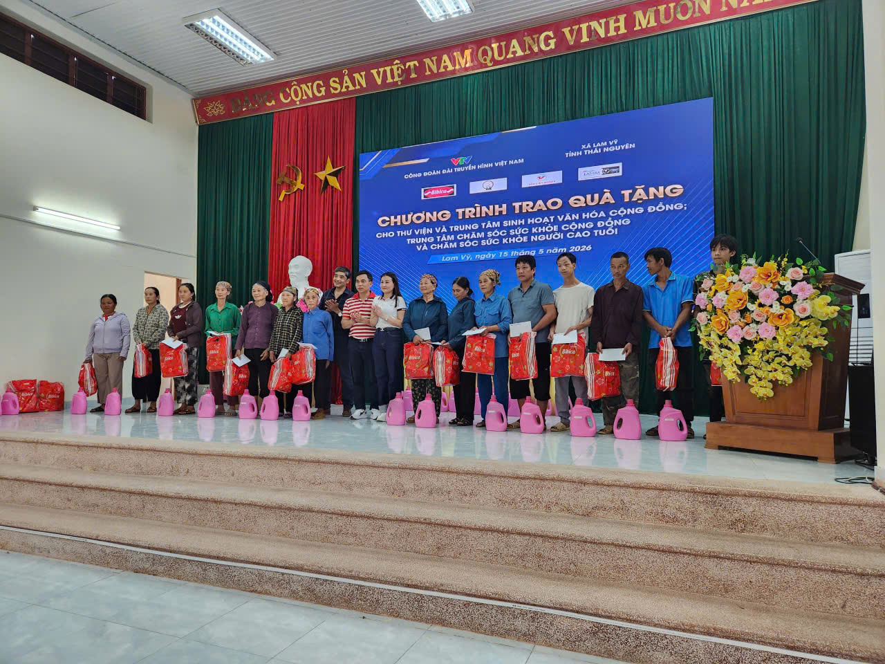 Trao quà tại xã Lam Vỹ 1
