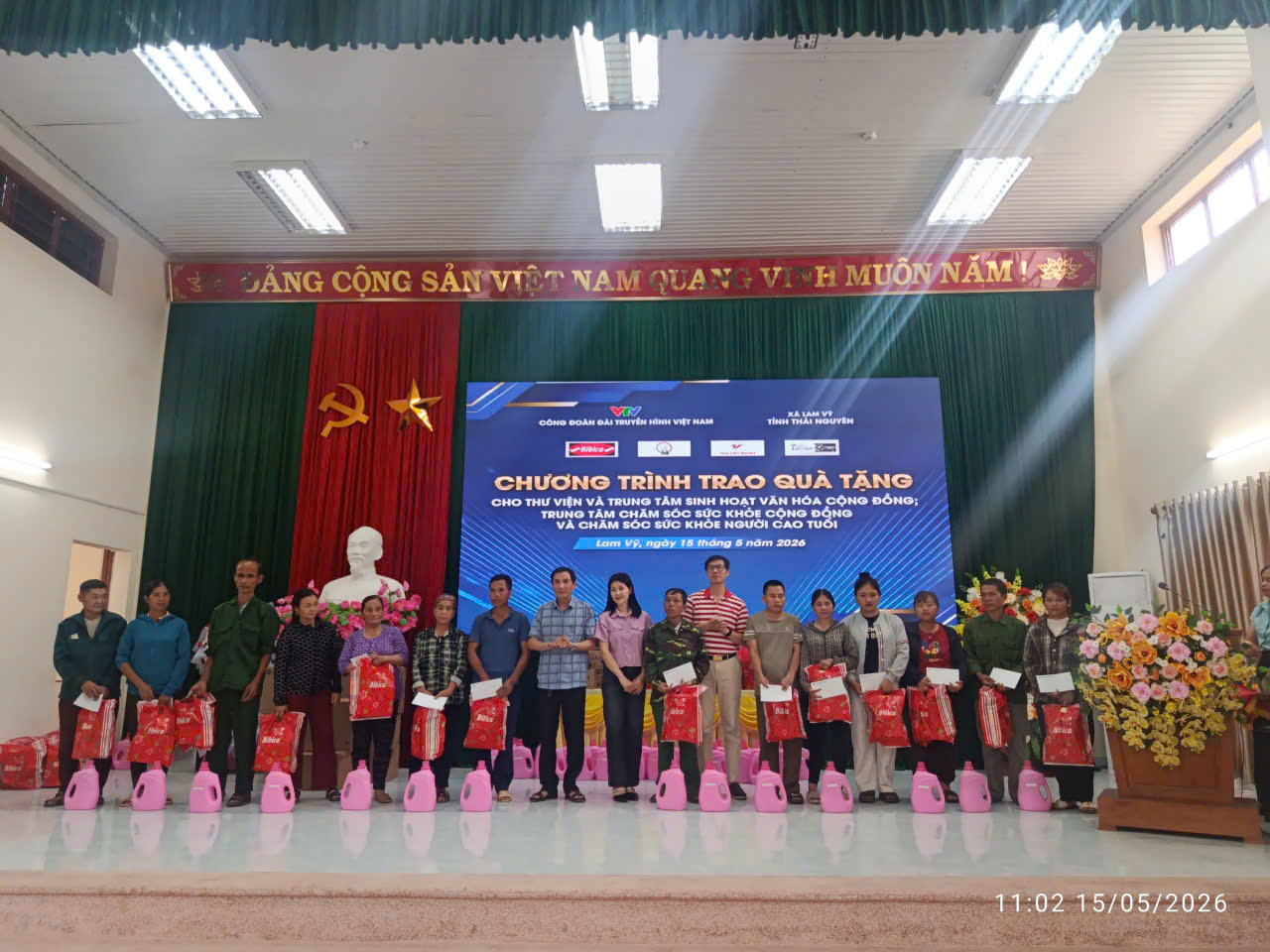 Trao quà tại xã Lam Vỹ 2
