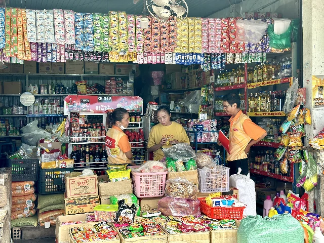 Đội ngũ bán hàng Bibica đang tham gia bán hàng tại Kontum