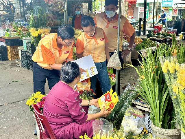 Đội ngũ bán hàng Bibica đang tham gia bán hàng tại Kontum
