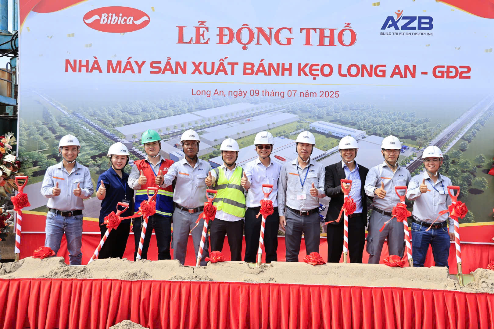 Các quan chức và đối tác tham gia nghi thức động thổ.