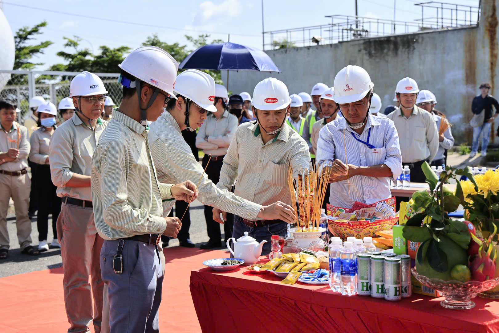 Các đại biểu thực hiện nghi thức động thổ.