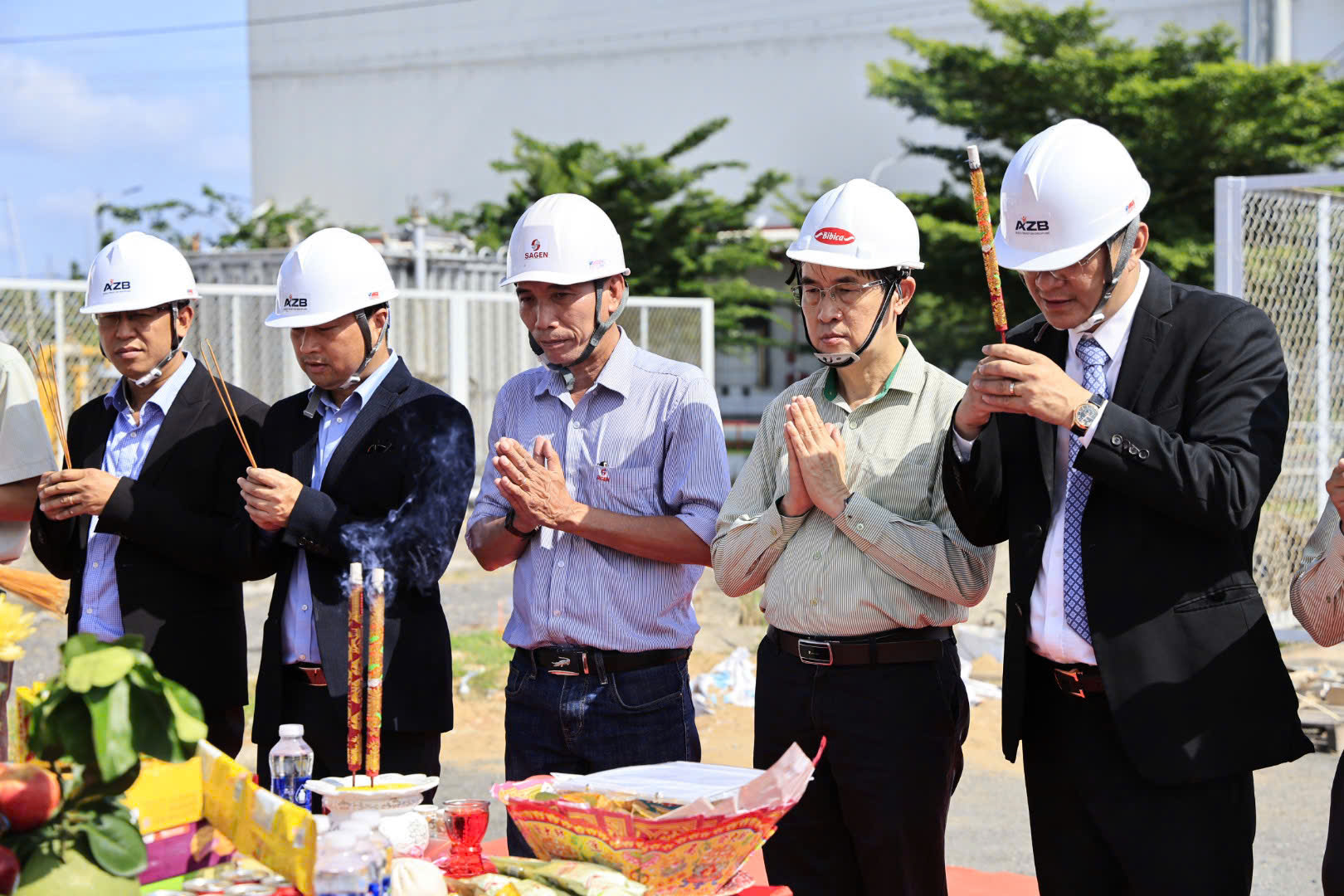 Các đại biểu thực hiện nghi thức động thổ.