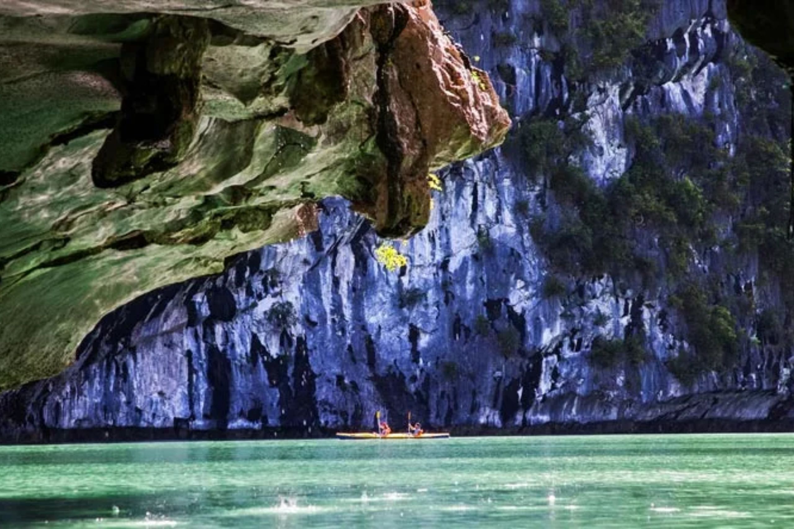 Hang Sáng Hang Tối - Hang động huyền bí tại vịnh Lan Hạ
