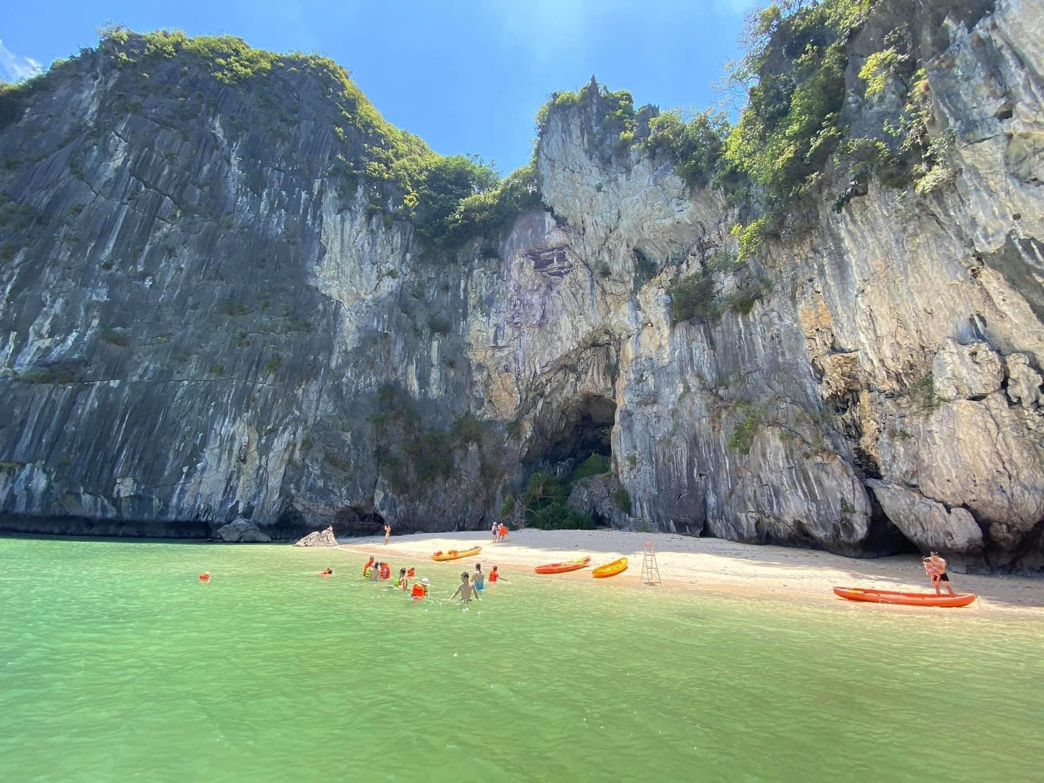 Tour 2N1Đ ngủ khách sạn Cát Bà, tận hưởng 1 ngày du thuyền trên vịnh Lan Hạ (Ăn tự túc)