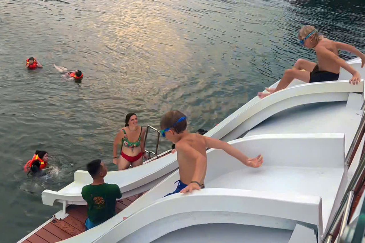 Tour Vịnh Lan Hạ Nửa Ngày - Du Thuyền 5 Sao D’Charme Luxury Cruise