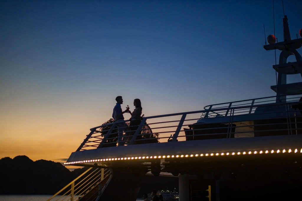 Tour Ngắm Hoàng Hôn Và Ăn Tối Trên Vịnh Lan Hạ | Du thuyền Daiichi Cruise 4 sao
