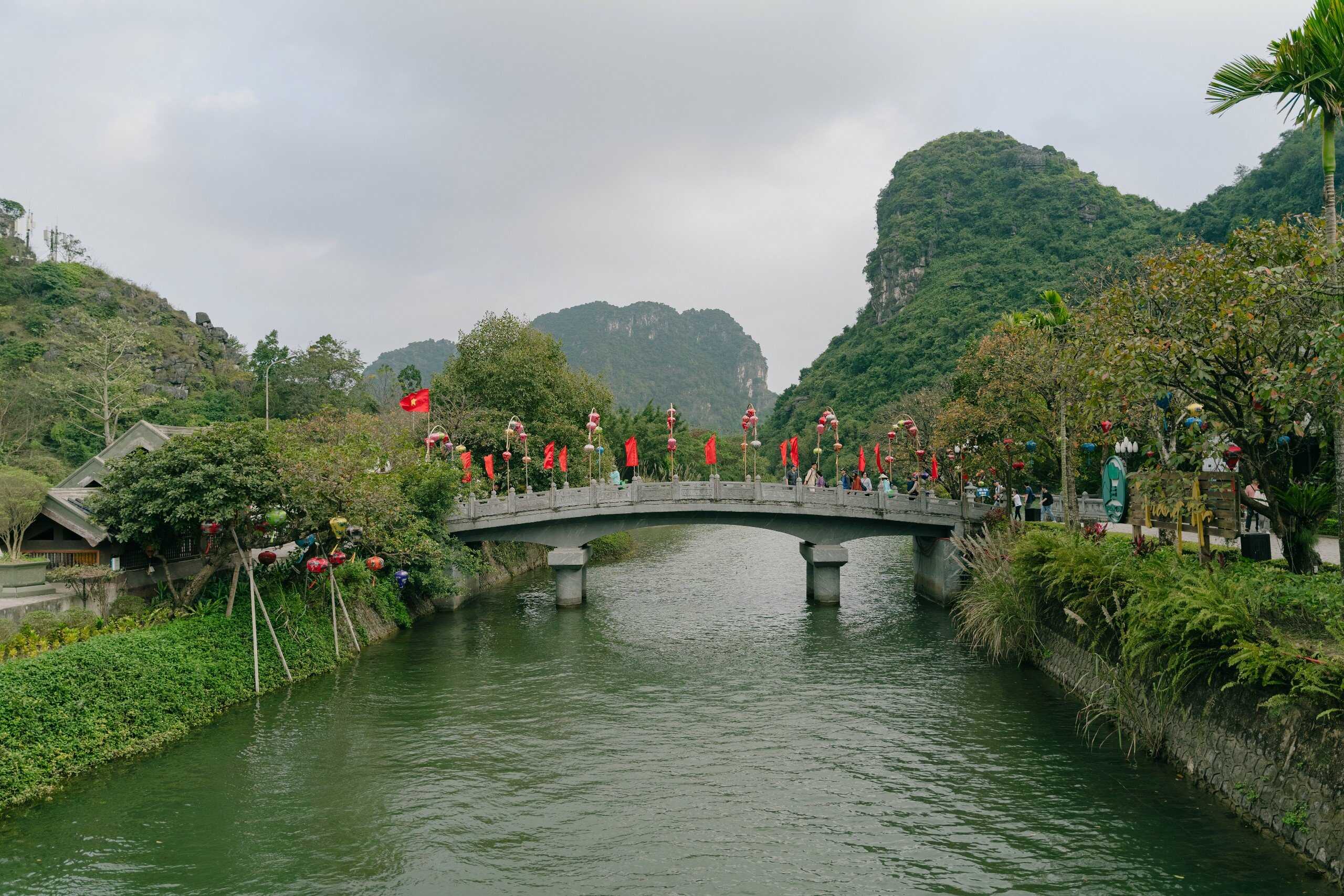 Tour Ninh Bình 1 ngày - Bái Đính - Tràng An - Hang Múa
