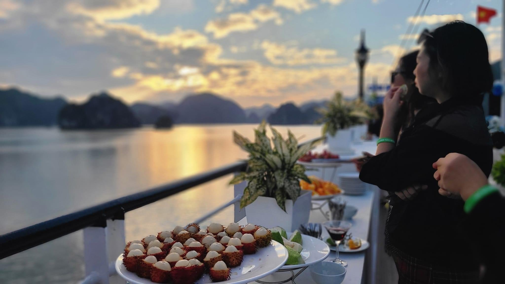 Tour Ngắm Hoàng Hôn Ăn Tối Trên Vịnh Lan Hạ - Du Thuyền Cát Bà Dream Cruise 5 sao