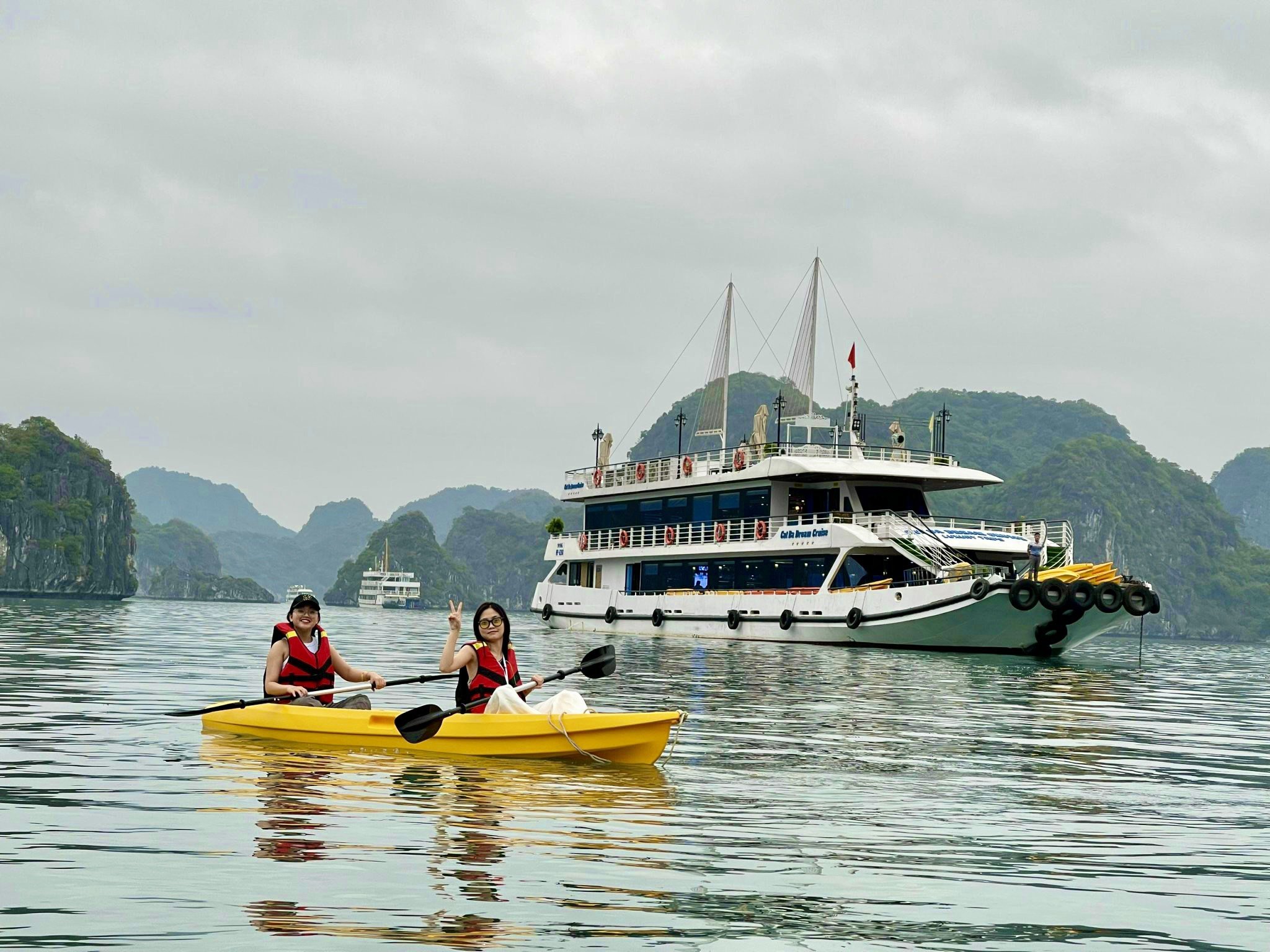 Ngắm hoàng hôn vịnh Lan Hạ | Du thuyền Cat Ba Dream Cruise 5 sao